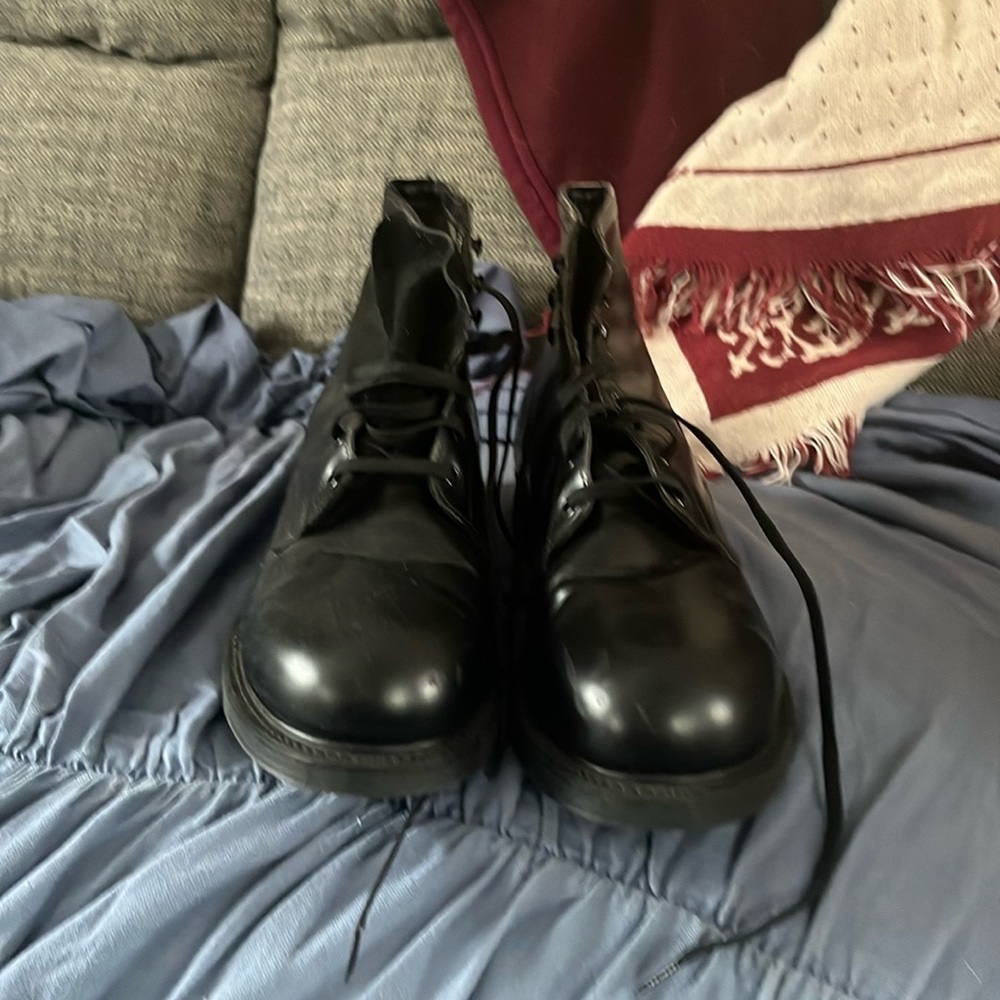 Knapp black safety shoes size 10D. Very good condition